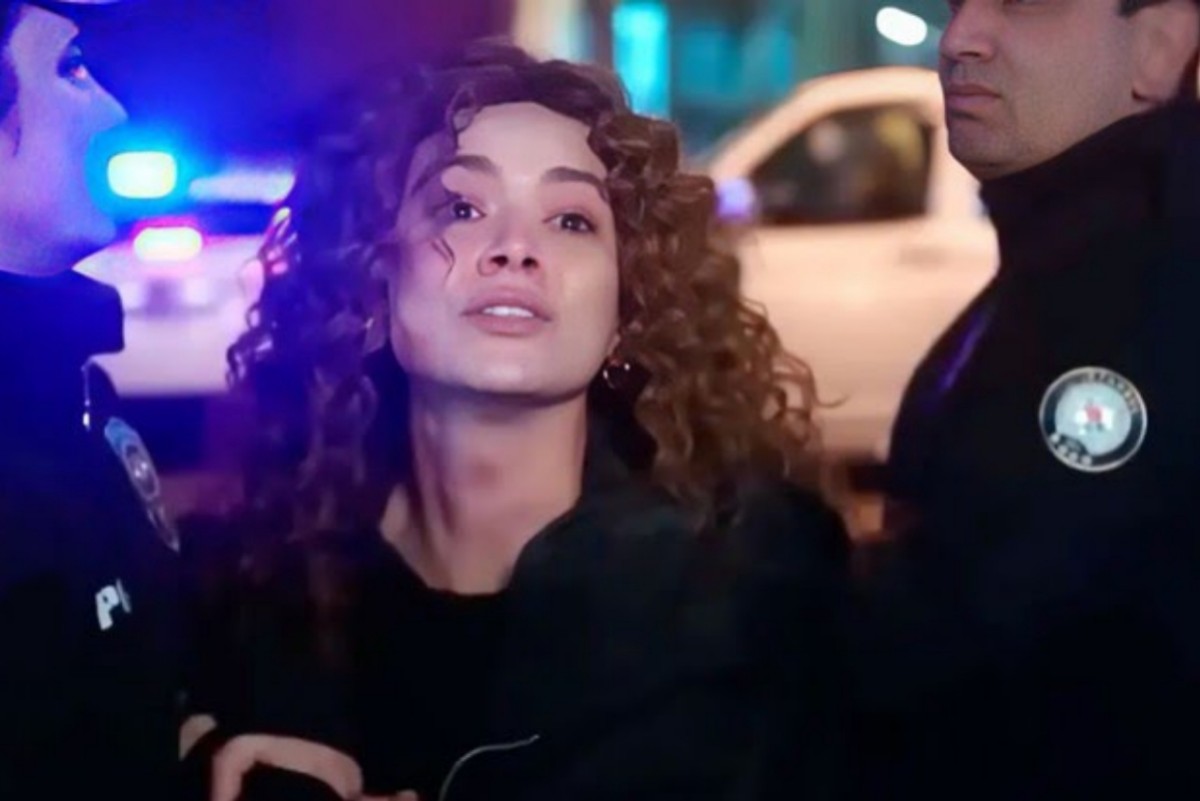Sirin desesperada ao ser presa na novela Força de Mulher