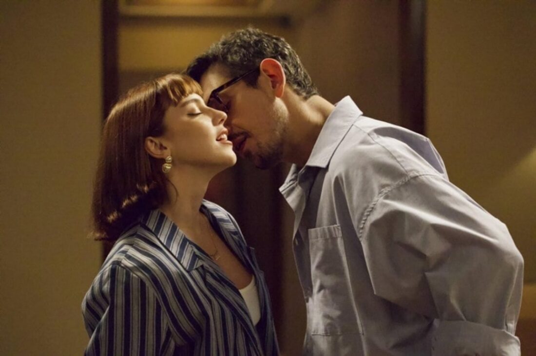 Solange e Renato se beijam em cena romântica no remake de Vale Tudo, marcando o início de um novo casal na trama.