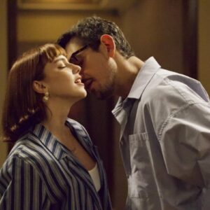 Solange e Renato se beijam em cena romântica no remake de Vale Tudo, marcando o início de um novo casal na trama.