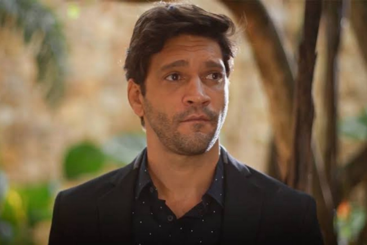 Cena de Vanderson baleado em Dona de Mim, após tentativa de fuga e troca de tiros nas ruas