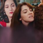 Cena intensa de Força de Mulher com Sirin confessando crime, gravada por Arif ao fundo, clima tenso e sombrio na cafeteria