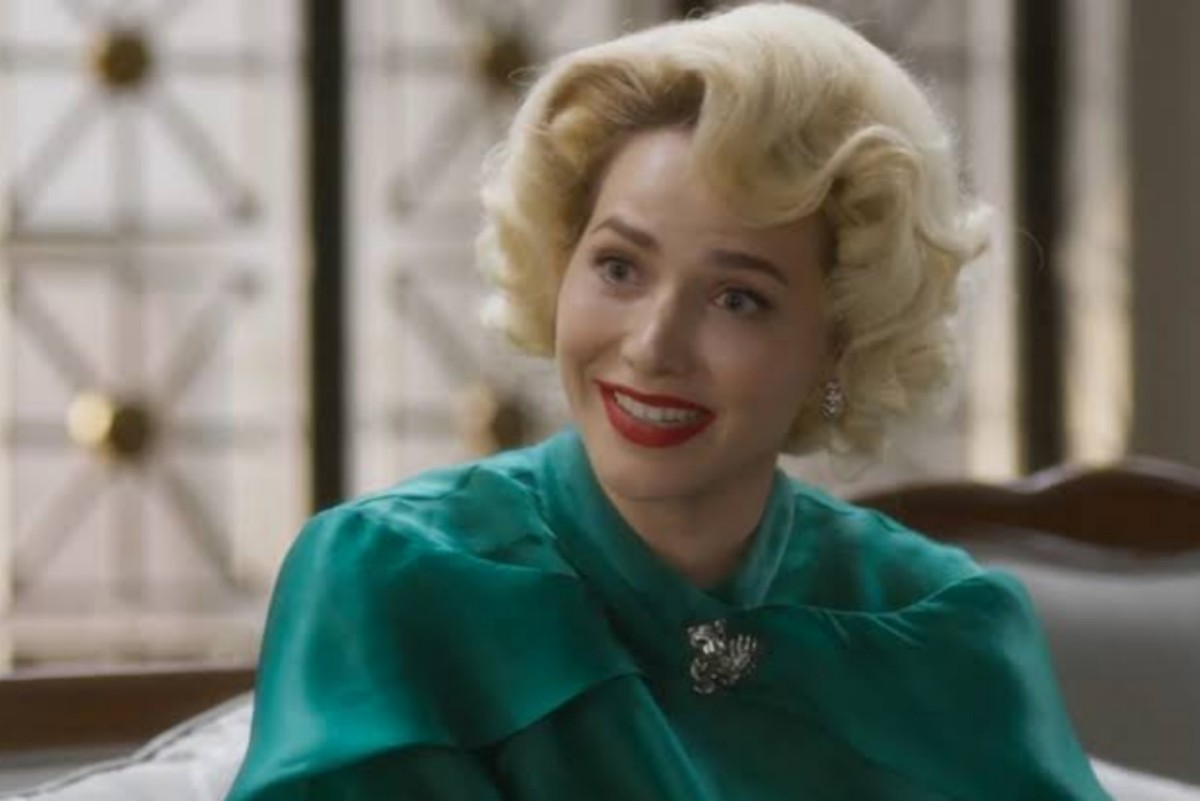 Letícia Colin caracterizada como Zélia em cena intensa de Garota do Momento, olhando com expressão de dor e coragem.