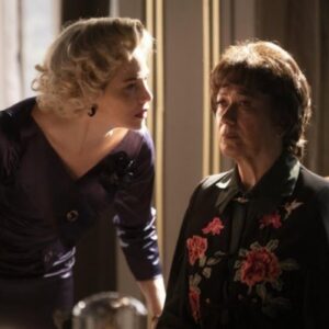 Zélia revela sua identidade como Branca Rangel em Garota do Momento e confronta os vilões na Perfumaria Carioca.