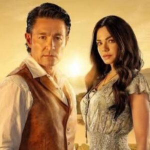 Fernando Colunga caracterizado como Leonel Carranza, olhando intensamente para a câmera Livia Brito como Alba Palacios, com expressão preocupada diante de um cenário rural