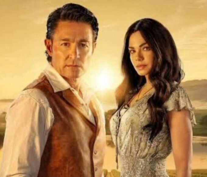 Fernando Colunga caracterizado como Leonel Carranza, olhando intensamente para a câmera Livia Brito como Alba Palacios, com expressão preocupada diante de um cenário rural