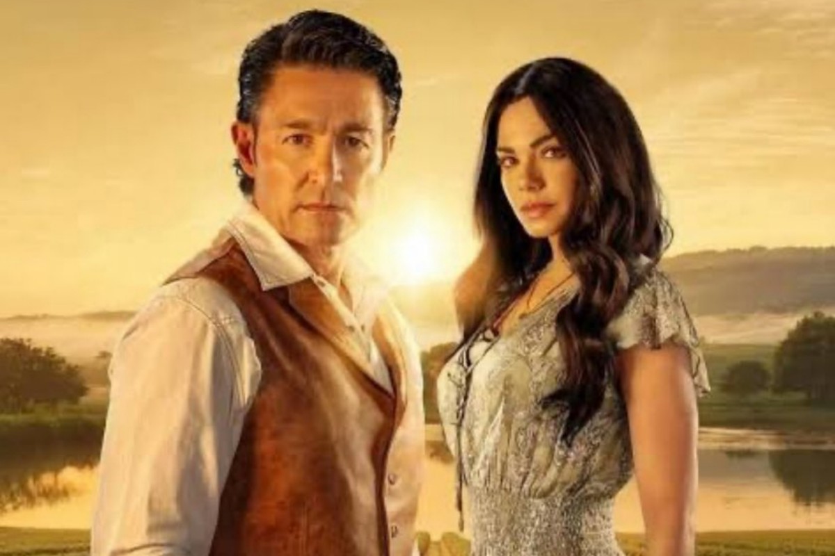 Fernando Colunga caracterizado como Leonel Carranza, olhando intensamente para a câmera Livia Brito como Alba Palacios, com expressão preocupada diante de um cenário rural