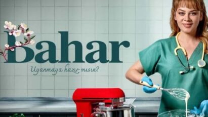 Atriz da série Bahar com expressão emocional em cena hospitalar – série turca disponível na Max