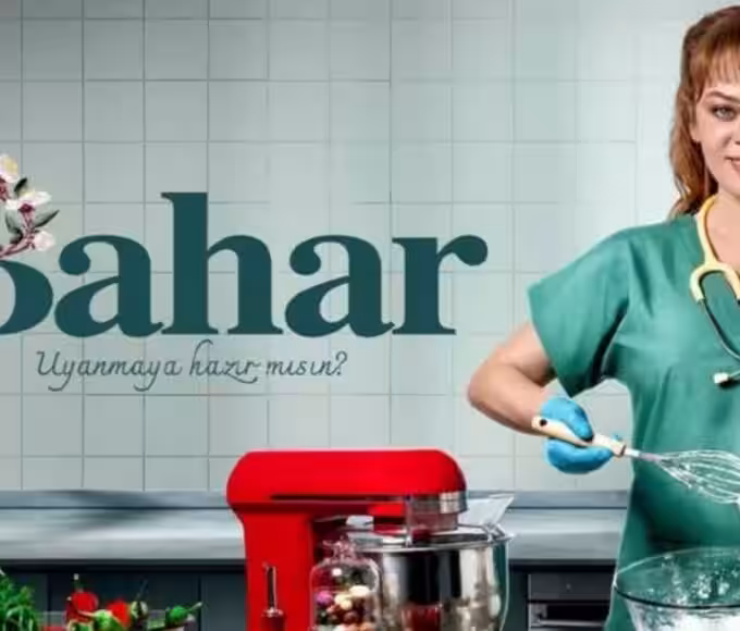 Atriz da série Bahar com expressão emocional em cena hospitalar – série turca disponível na Max