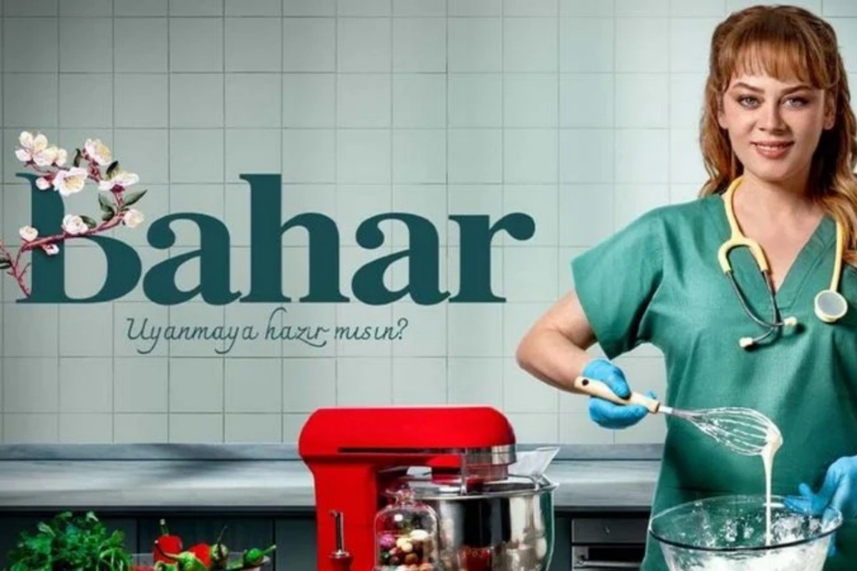 Atriz da série Bahar com expressão emocional em cena hospitalar – série turca disponível na Max