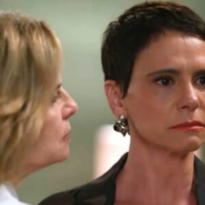 Imagem mostra Odete encarando Celina com raiva, após descobrir que a irmã é sócia de Raquel na Paladar.