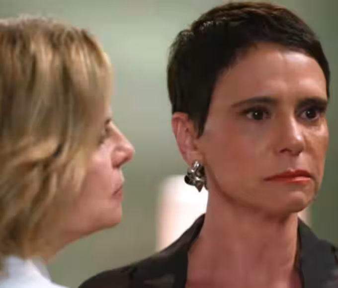 Imagem mostra Odete encarando Celina com raiva, após descobrir que a irmã é sócia de Raquel na Paladar.