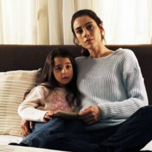 Cena da novela Mãe, com atriz protagonista em momento emocionante.