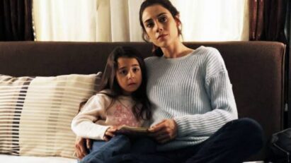 Cena da novela Mãe, com atriz protagonista em momento emocionante.