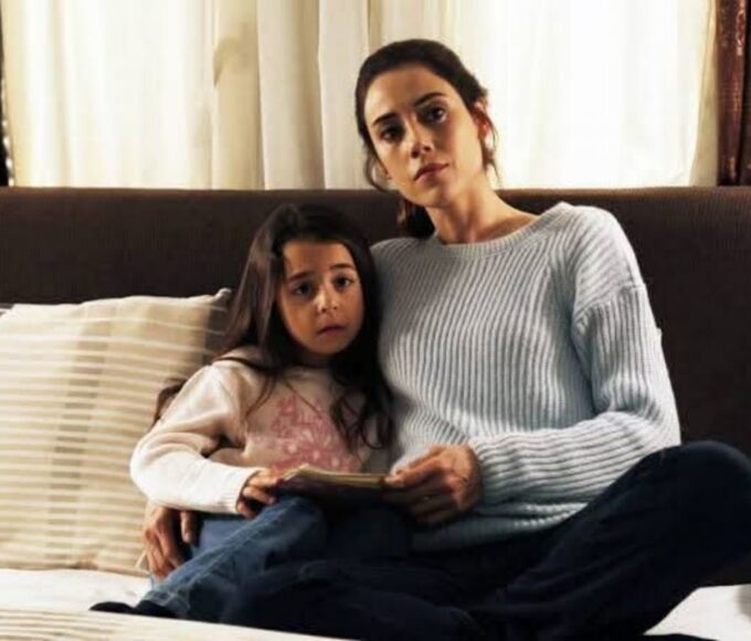 Cena da novela Mãe, com atriz protagonista em momento emocionante.