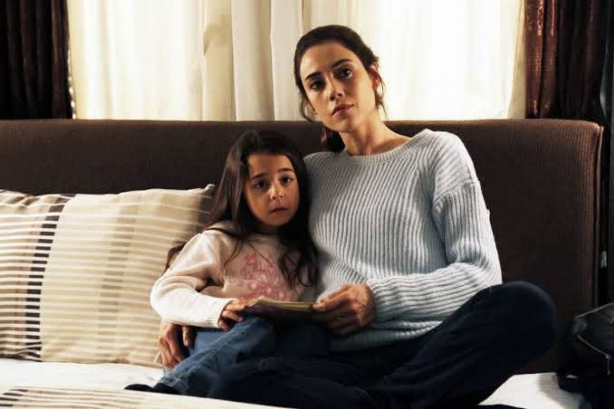 Cena da novela Mãe, com atriz protagonista em momento emocionante.