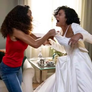 Cena de Raquel (Taís Araujo) dando tapa em Maria de Fátima (Bella Campos) no remake de Vale Tudo.