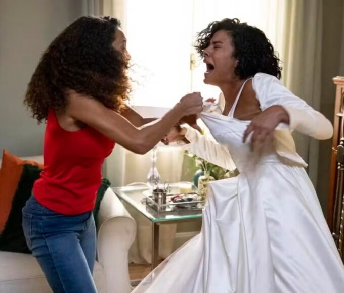 Cena de Raquel (Taís Araujo) dando tapa em Maria de Fátima (Bella Campos) no remake de Vale Tudo.
