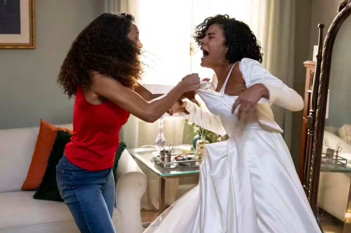 Cena de Raquel (Taís Araujo) dando tapa em Maria de Fátima (Bella Campos) no remake de Vale Tudo.