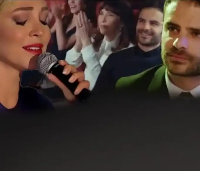 Ceyda elegante, pronta para cantar em um palco luxuoso — a nova estrela da música turca