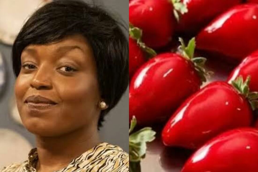Consuêlo segurando o Morango do Amor, com sorriso orgulhoso.
