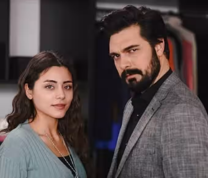 "Yaman e Seher trocando olhares intensos em cena de Emanet"