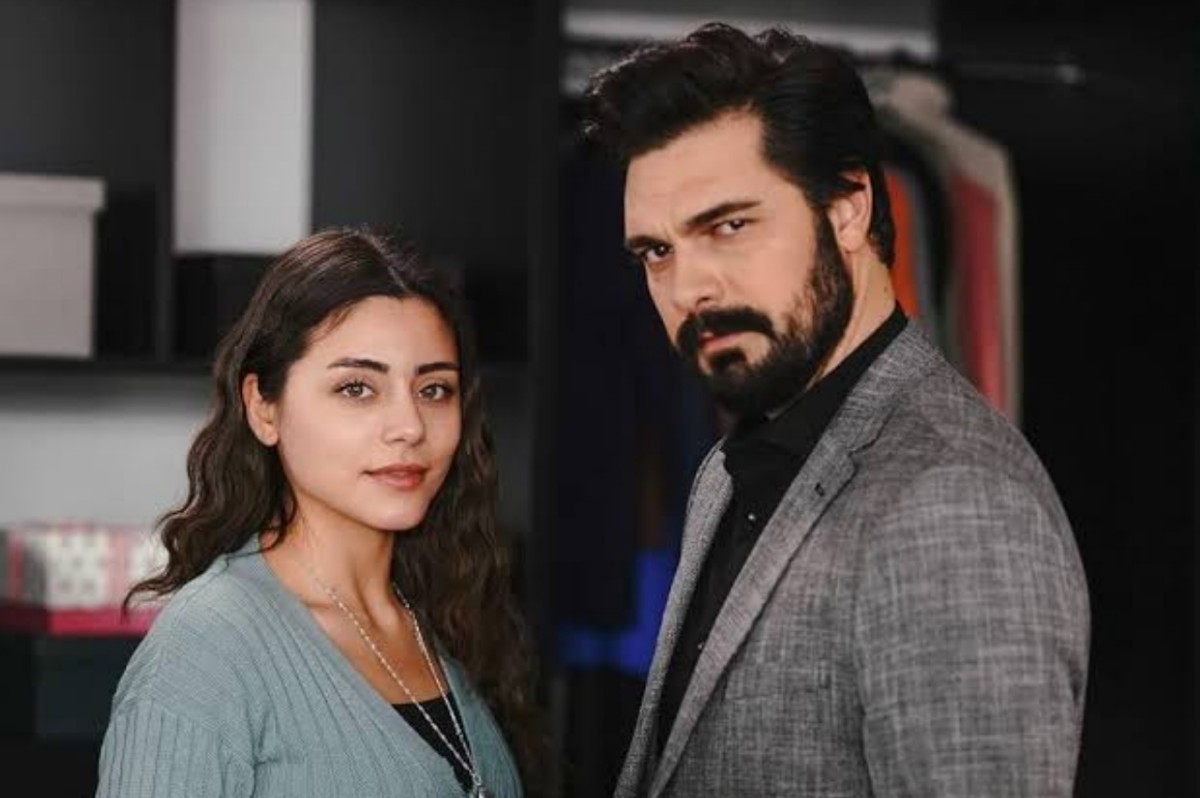"Yaman e Seher trocando olhares intensos em cena de Emanet"