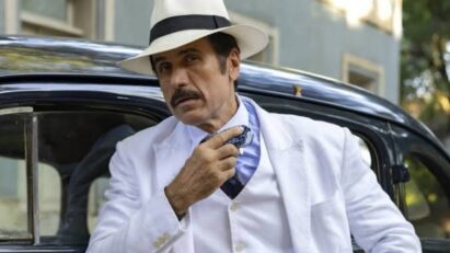 Ernesto descobre que o bebê de Zulma é filho de Candinho em cena marcante da novela Êta Mundo Melhor! da Globo