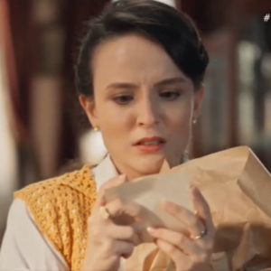Estela fica apavorada após receber bilhete suspeito na novela da Globo.