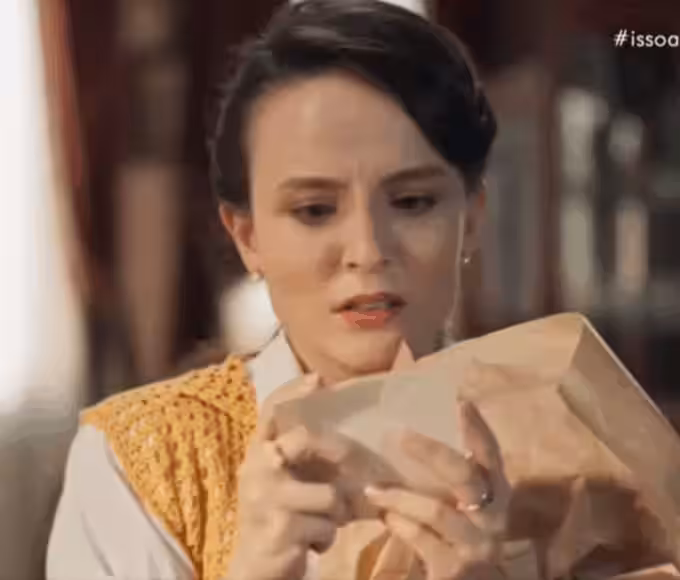Estela fica apavorada após receber bilhete suspeito na novela da Globo.