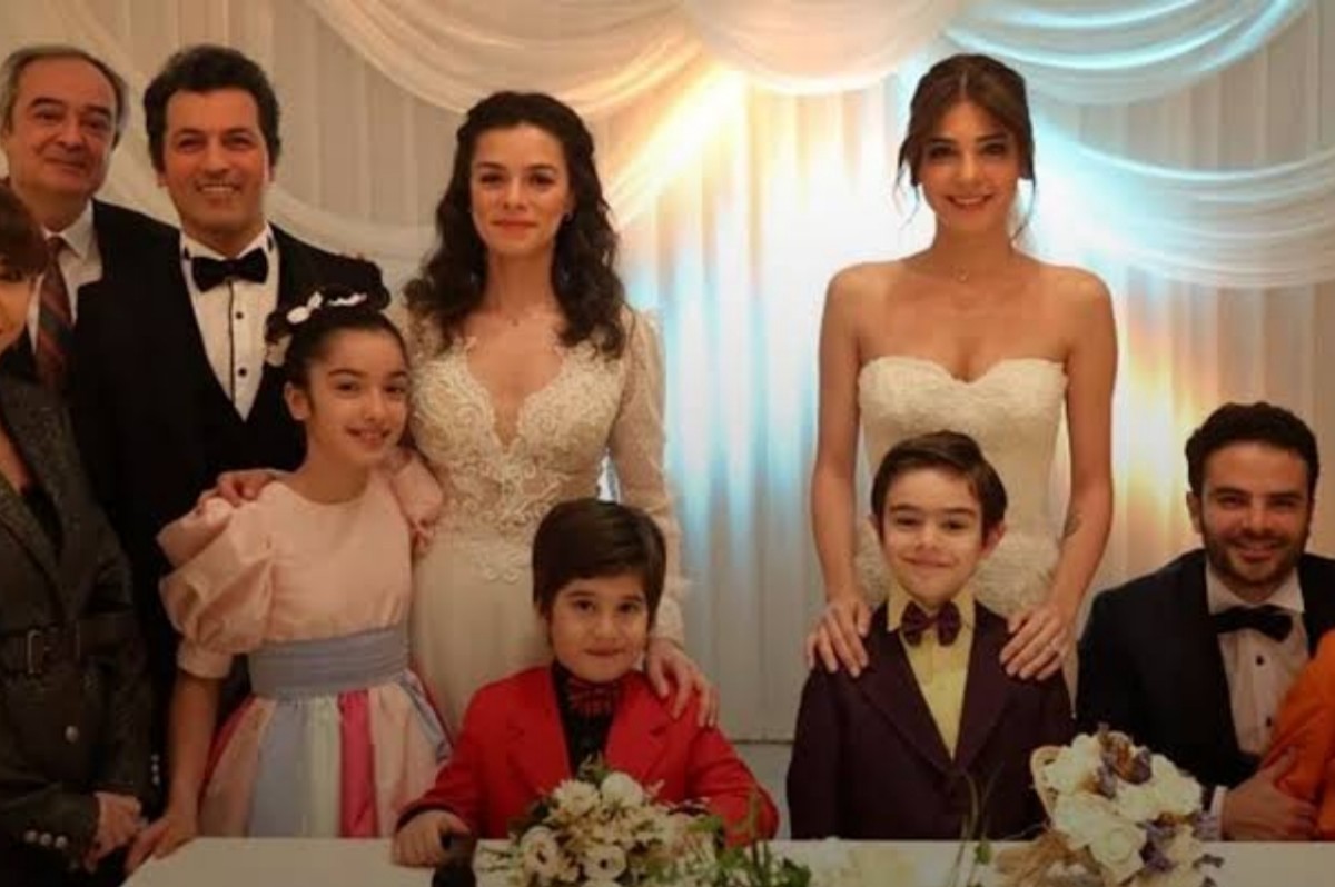 Bahar vestida de noiva em sua cerimônia com Arif no último capítulo de Força de Mulher”