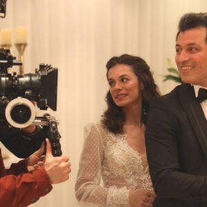 Cena final da novela Força de Mulher mostra Bahar sorrindo ao lado dos filhos e de Arif em uma festa de casamento, simbolizando a superação e o recomeço.