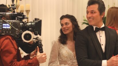 Cena final da novela Força de Mulher mostra Bahar sorrindo ao lado dos filhos e de Arif em uma festa de casamento, simbolizando a superação e o recomeço.