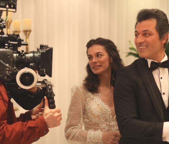 Cena final da novela Força de Mulher mostra Bahar sorrindo ao lado dos filhos e de Arif em uma festa de casamento, simbolizando a superação e o recomeço.