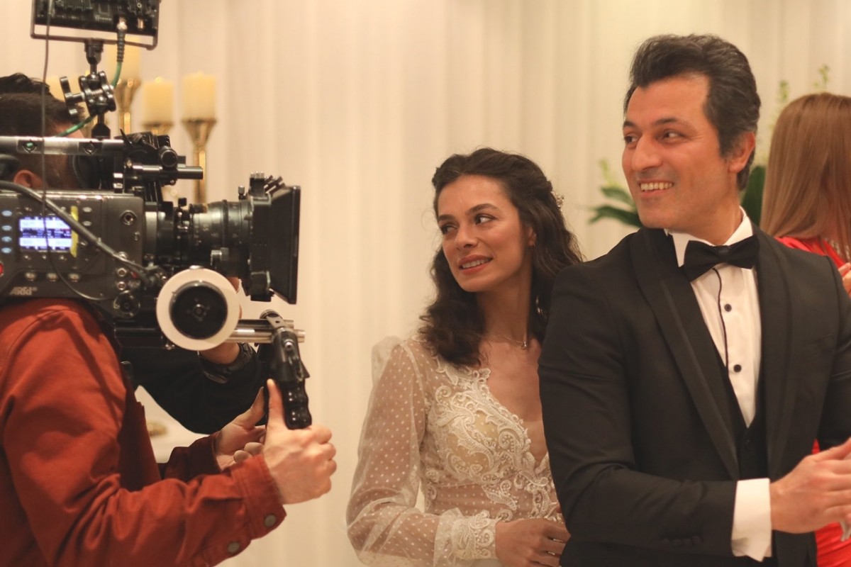 Cena final da novela Força de Mulher mostra Bahar sorrindo ao lado dos filhos e de Arif em uma festa de casamento, simbolizando a superação e o recomeço.