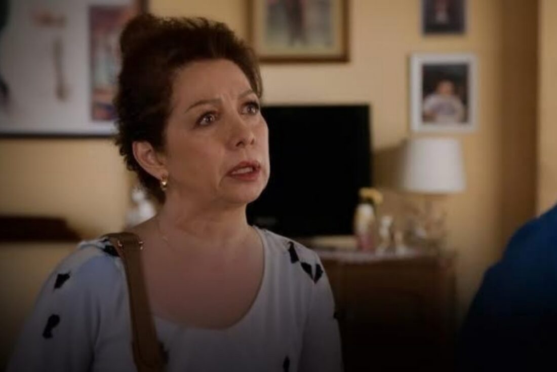 Glória confronta Ofélia na mansão Portilla em cena de As Filhas da Senhora Garcia.
