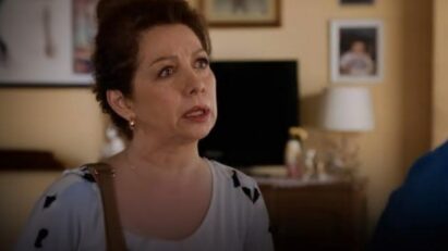 Glória confronta Ofélia na mansão Portilla em cena de As Filhas da Senhora Garcia.