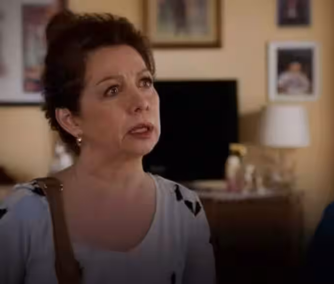 Glória confronta Ofélia na mansão Portilla em cena de As Filhas da Senhora Garcia.