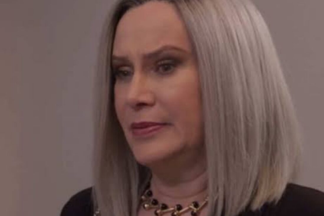 Graciela sendo empurrada por Rosil no meio da rua, segundos antes do ônibus se aproximar.