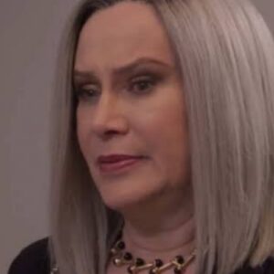 Graciela sendo empurrada por Rosil no meio da rua, segundos antes do ônibus se aproximar.