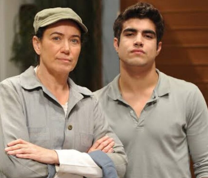 Griselda (Lilia Cabral) com uniforme de Pereirão em Fina Estampa