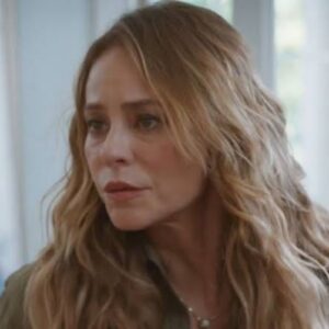 Heleninha (Paolla Oliveira) encara agressor com garrafa na mão após tentativa de abuso em cena de Vale Tudo, da Globo