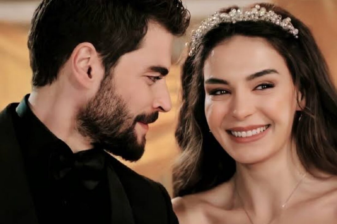 Imagem de Reyyan e Miran juntos, olhando um para o outro com ternura — “Reyyan e Miran vivem final feliz em Hercai”