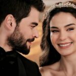 Imagem de Reyyan e Miran juntos, olhando um para o outro com ternura — “Reyyan e Miran vivem final feliz em Hercai”