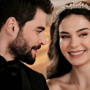 Imagem de Reyyan e Miran juntos, olhando um para o outro com ternura — “Reyyan e Miran vivem final feliz em Hercai”