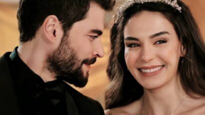 Imagem de Reyyan e Miran juntos, olhando um para o outro com ternura — “Reyyan e Miran vivem final feliz em Hercai”