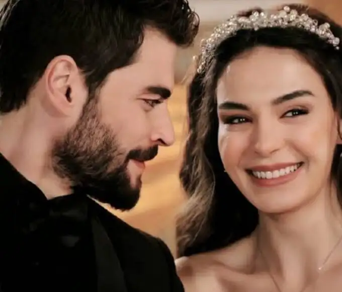 Imagem de Reyyan e Miran juntos, olhando um para o outro com ternura — “Reyyan e Miran vivem final feliz em Hercai”