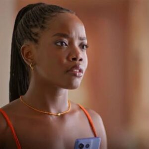 Leona em choque ao assistir vídeo com prova do crime em Dona de Mim.