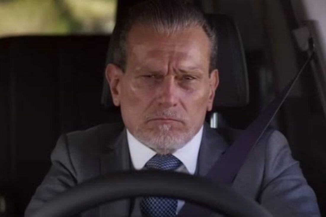 Luís dirigindo antes do acidente em As Filhas da Senhora Garcia.