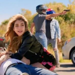 Ruan e Mar fugindo de carro ao entardecer