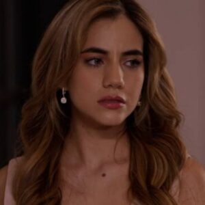 "Mar sendo confrontada por Ofélia nas ruas da vizinhança"